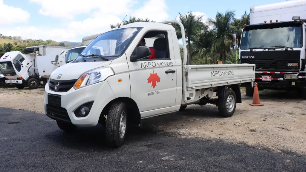 Camioneta Foton blanca de Arpo Movers estacionada junto a otros camiones de la flota