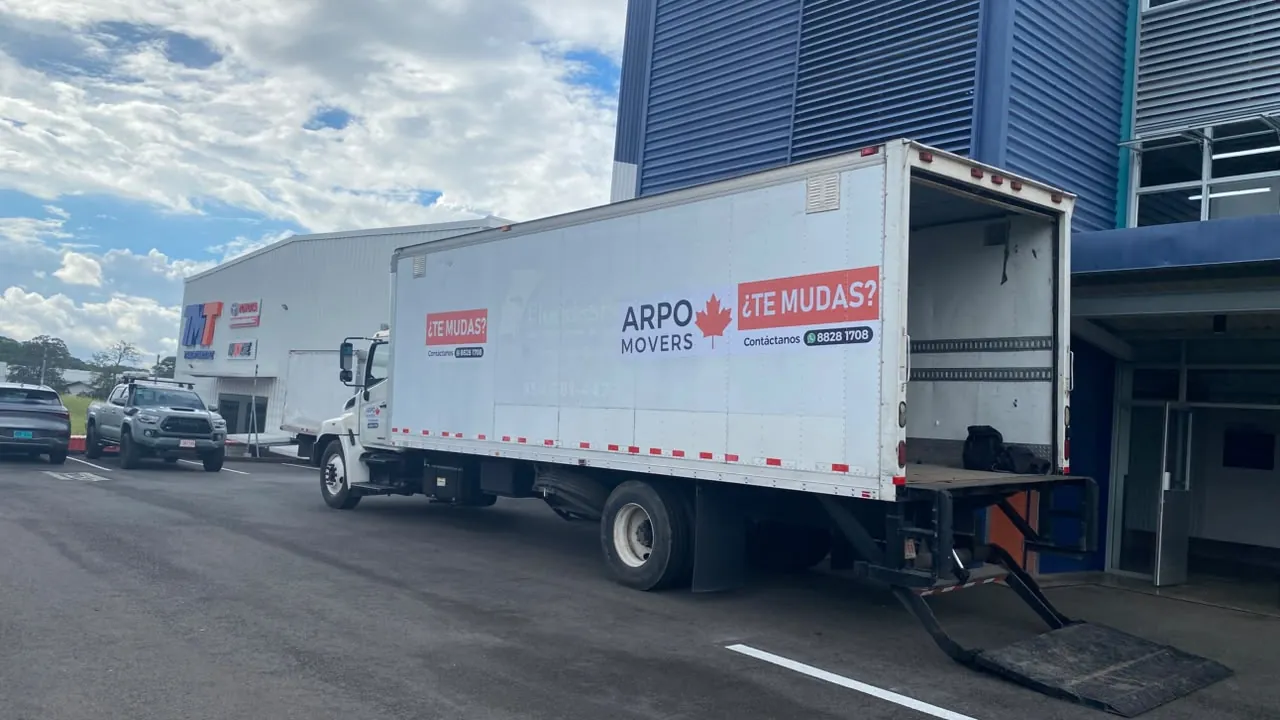 Camión Hino de Arpo Movers con la puerta abierta y plataforma de carga