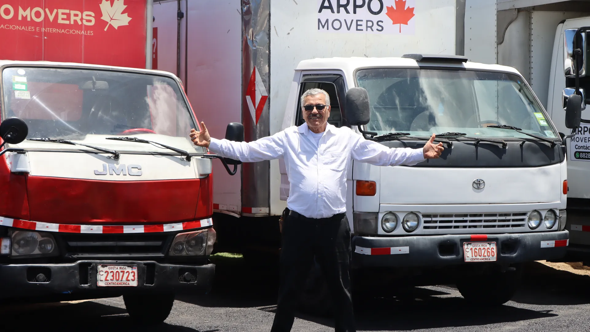 Fundador de Arpo Movers frente a los camiones de la flota